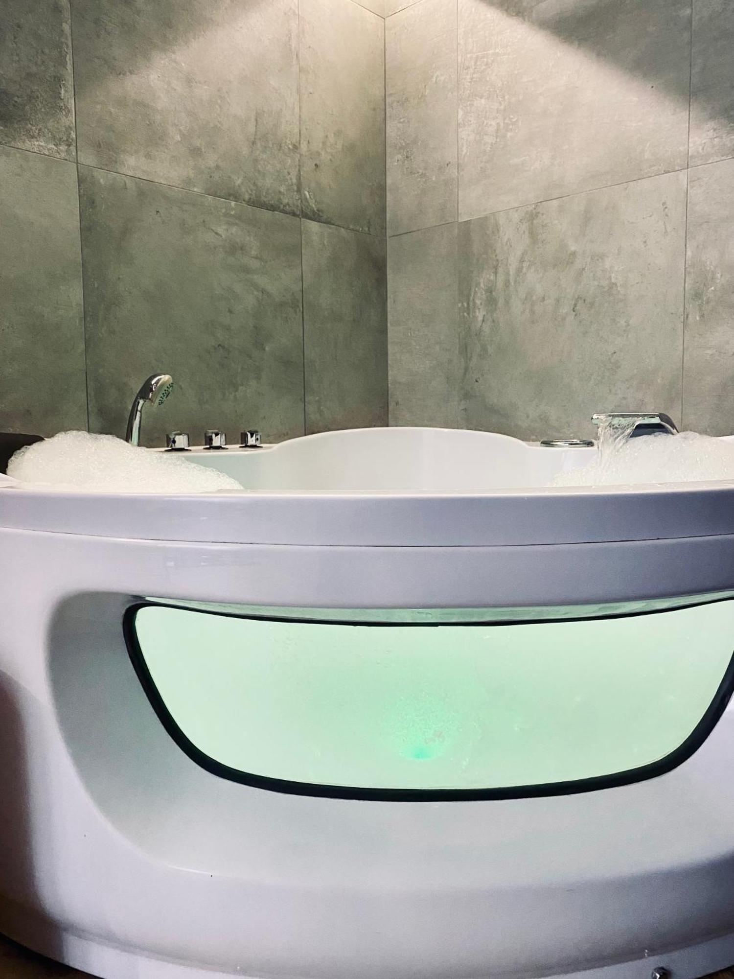 Premium Jacuzzi For Couples, Old Town Apartament